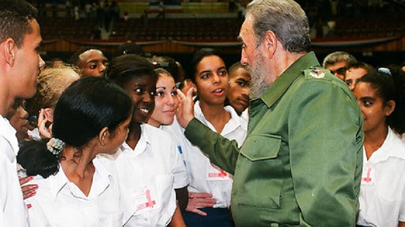 Fidel y los jóvenes
