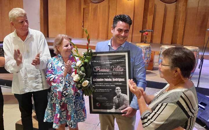 Premio White 2025 distingue labor de Alejandro Falcón