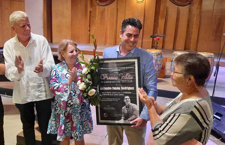 Premio White 2025 distingue labor de Alejandro Falcón