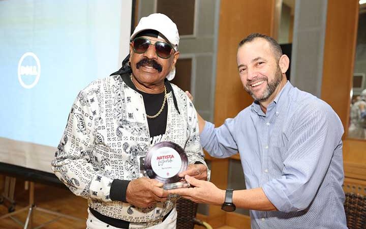 Reciben Tiburón Morales y Pedrito Calvo condición Artista Leyenda