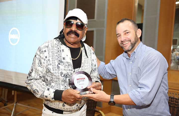 Reciben Tiburón Morales y Pedrito Calvo condición Artista Leyenda