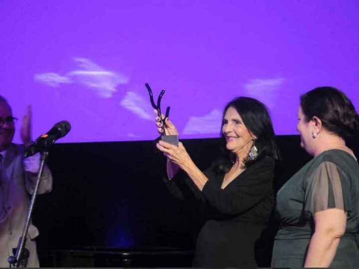 Eslinda Núñez recibe homenajes en su cumpleaños 82