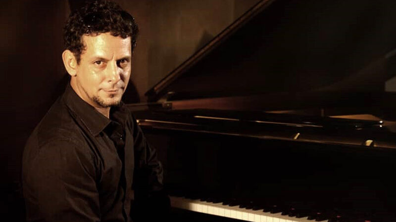 Ernesto Cisneros en Media hora con su intérprete