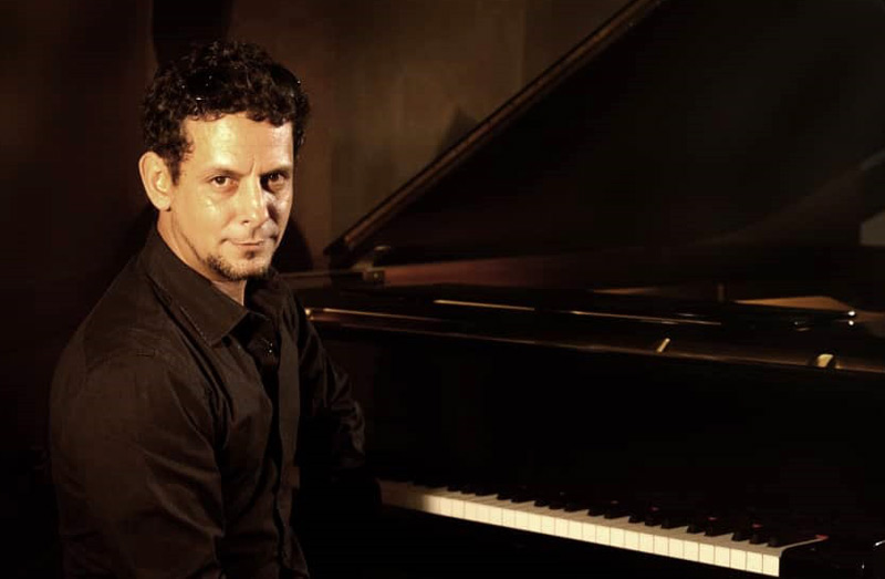 Ernesto Cisneros en Media hora con su intérprete