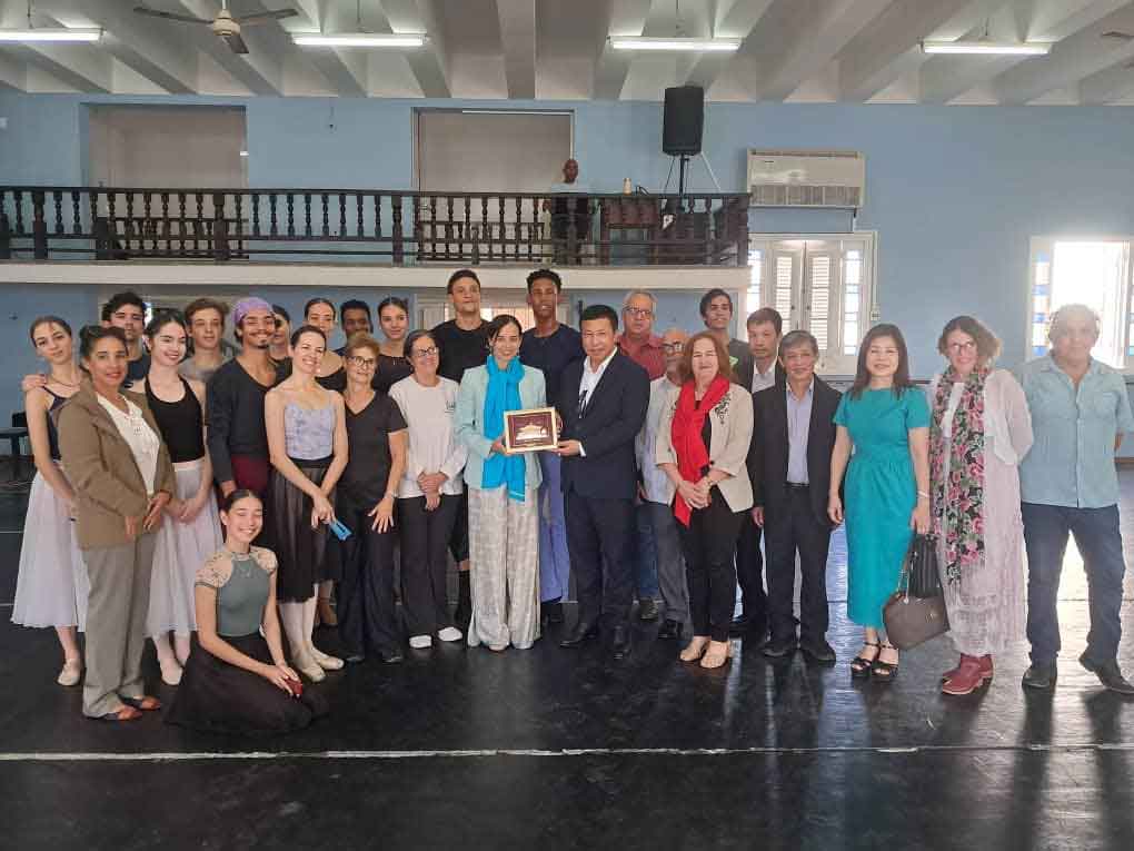 Director del Teatro Ho Guom de Vietnam visita Ballet Nacional de Cuba