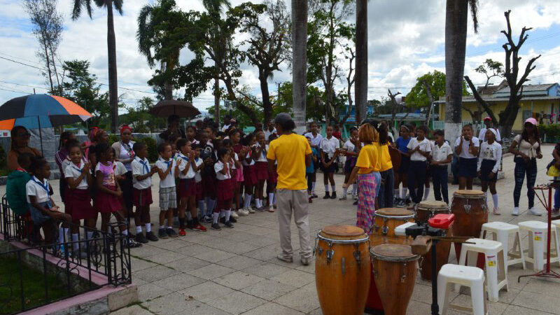 Reconocen en Santiago de Cuba labor de brigadas culturales tras paso de Melissa