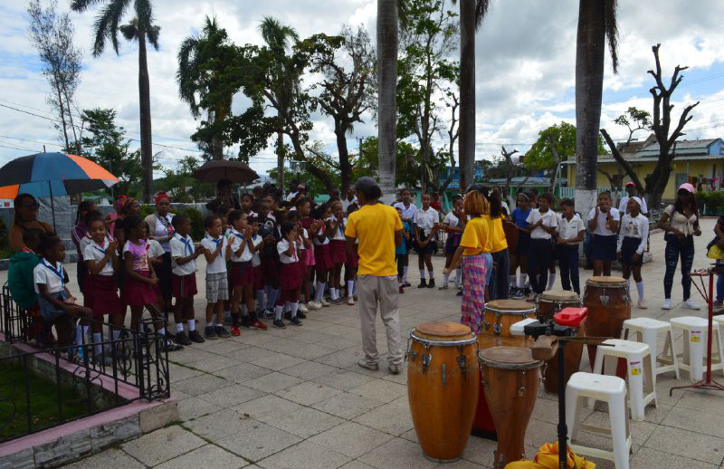 Reconocen en Santiago de Cuba labor de brigadas culturales tras paso de Melissa