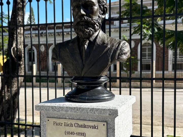 Develan busto de Piotr Ilich Chaikovski en Teatro Martí