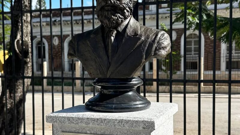 Develan busto de Piotr Ilich Chaikovski en Teatro Martí