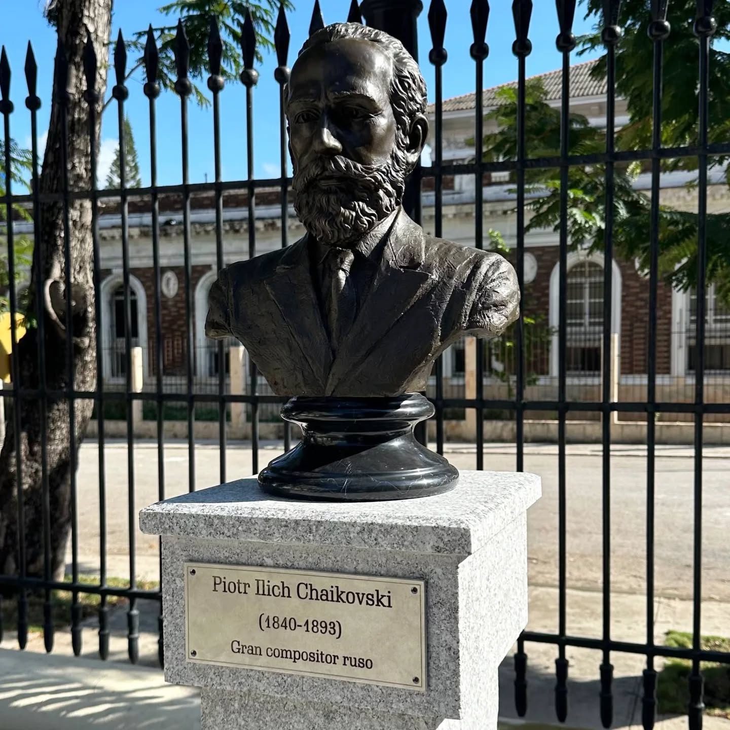 Develan busto de Piotr Ilich Chaikovski en Teatro Martí