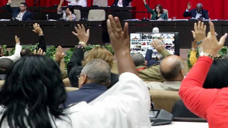 Parlamento cubano da luz verde a dos nuevos decretos-leyes