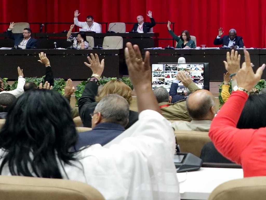 Parlamento cubano da luz verde a dos nuevos decretos-leyes