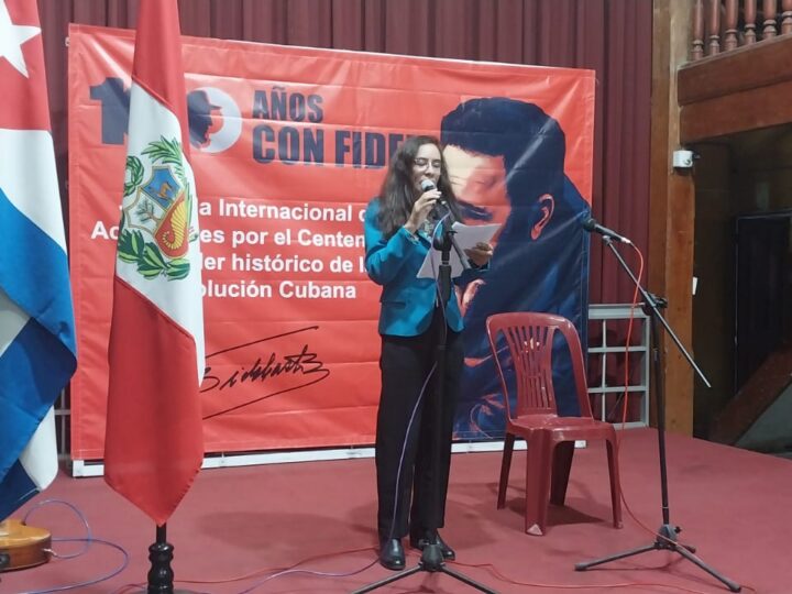 Exposición de artistas peruanos de la plástica homenajea a Fidel Castro