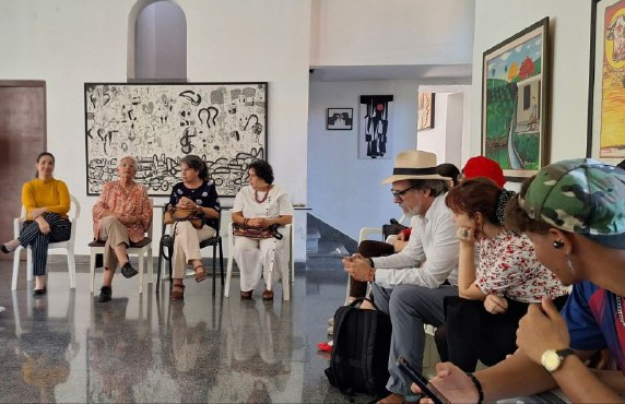 Provechoso intercambio entre fundadoras del sistema institucional de las artes visuales