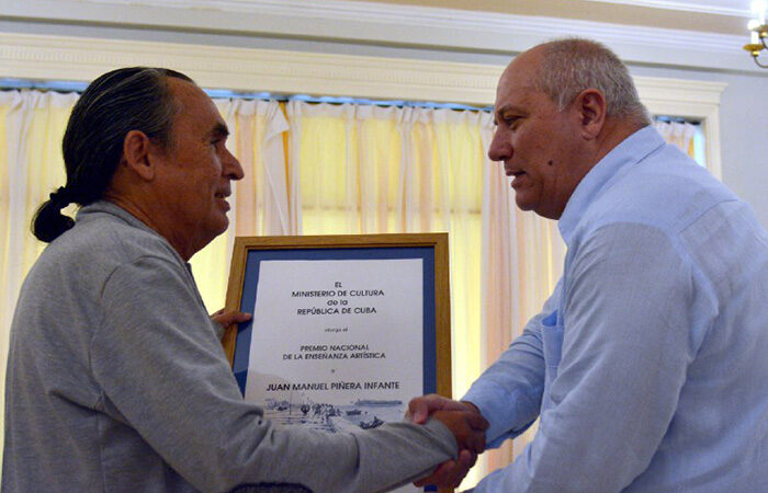 Recibe Juan Manuel Piñera Infante Premio Nacional de Enseñanza Artística 2025