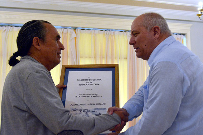 Recibe Juan Manuel Piñera Infante Premio Nacional de Enseñanza Artística 2025