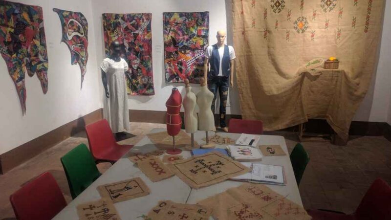 Exhiben Entre telas, hilos y también papel, en Casa de la Obrapía