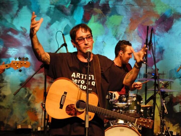 Adrián Berazaín canta en Chile