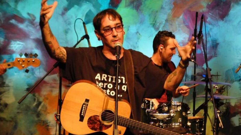 Adrián Berazaín canta en Chile