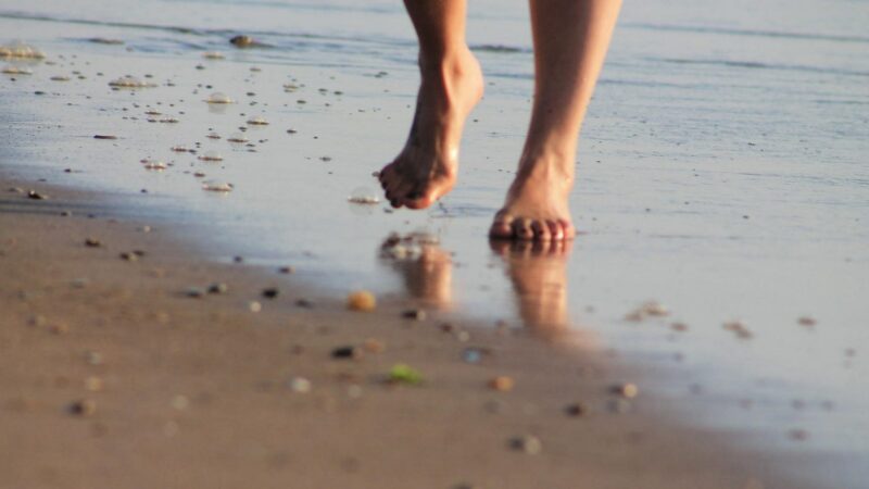El contacto con la energía de la naturaleza a través de los pies