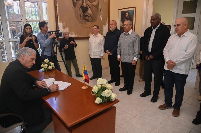 Firma Presidente de Cuba libro de condolencias en la embajada venezolana