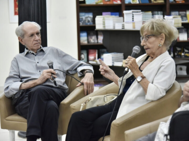 El elogio oportuno para la escritora María Elena Llana