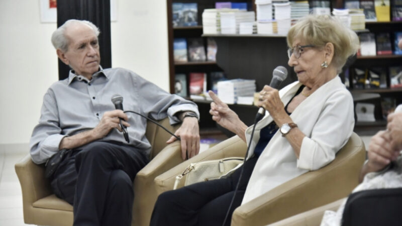 El elogio oportuno para la escritora María Elena Llana