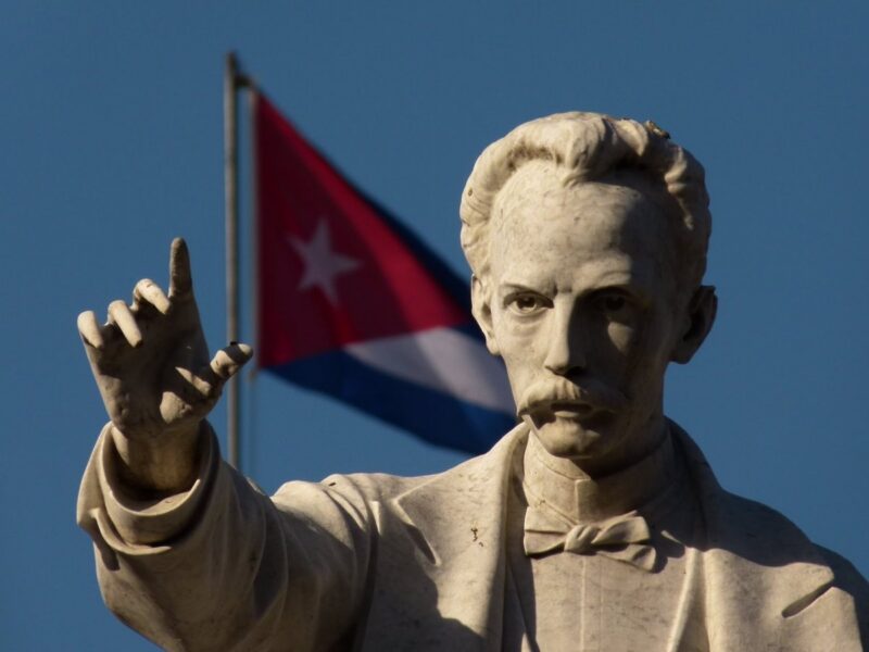 José Martí nos alienta sin descanso al patriotismo y al honor