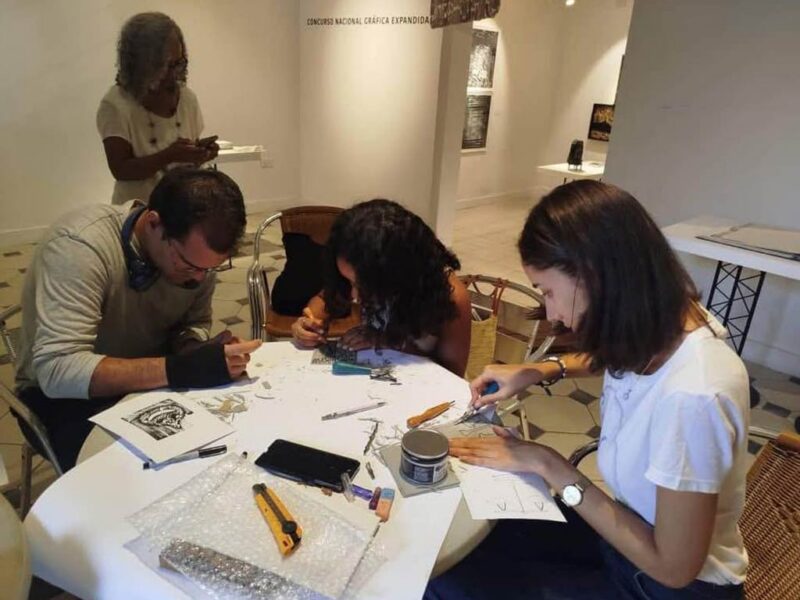 Realizan taller para aprendices de grabado