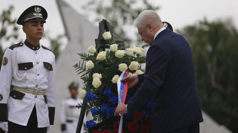 Cuba: Ministro del Interior ruso rinde honores al Soldado Internacionalista Soviético