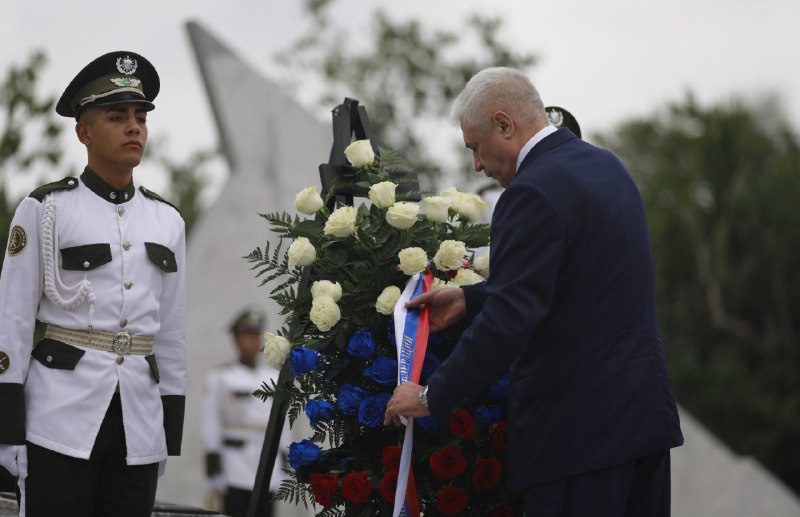 Cuba: Ministro del Interior ruso rinde honores al Soldado Internacionalista Soviético