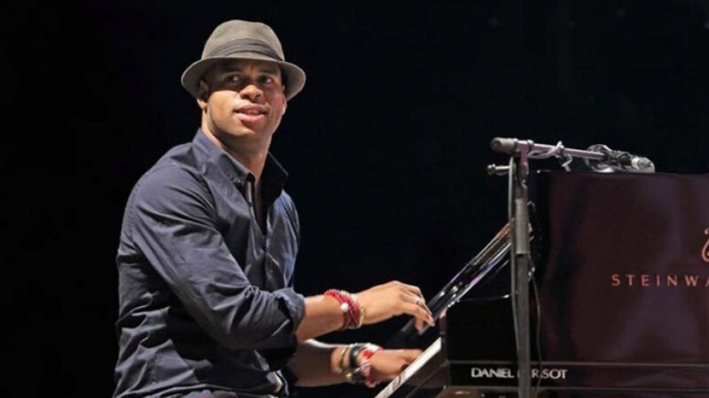 Un lugar en el aire, el pianista cubano Roberto Fonseca