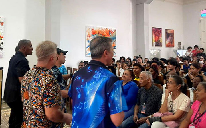 Integrantes de Vocal Sampling intercambian con estudiantes de música de Holguín