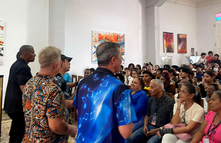 Integrantes de Vocal Sampling intercambian con estudiantes de música de Holguín