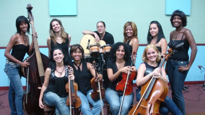 Media hora con su intérprete, la Camerata del Son