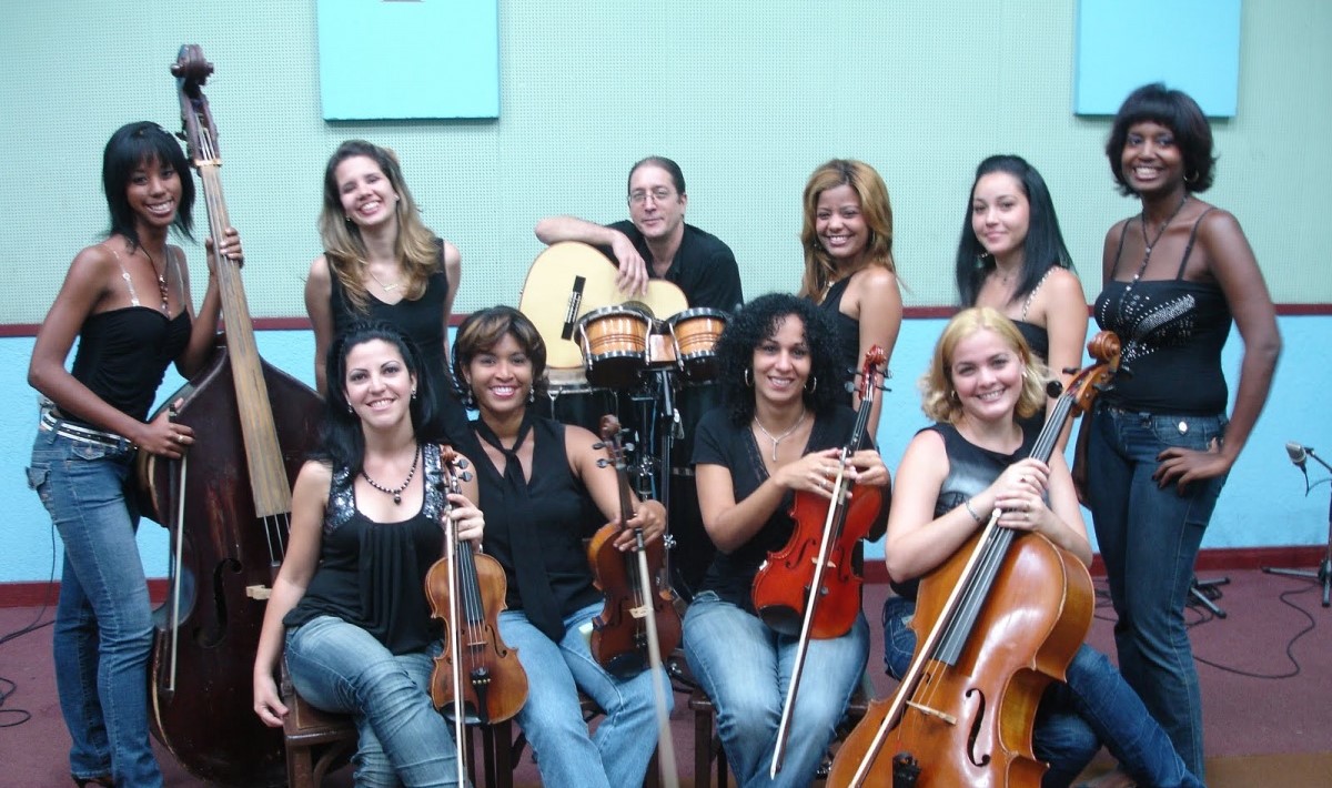 Media hora con su intérprete, la Camerata del Son