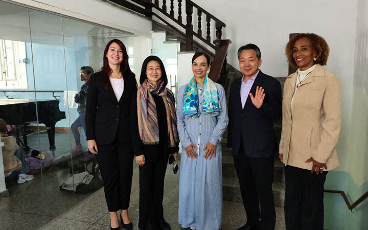Visita delegación solidaria china sede del Ballet Nacional de Cuba
