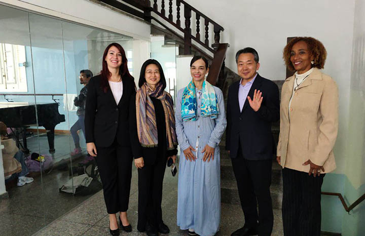 Visita delegación solidaria china sede del Ballet Nacional de Cuba