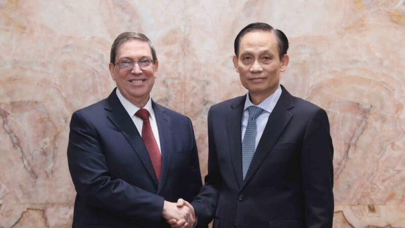 Canciller cubano visita a Vietnam como enviado especial