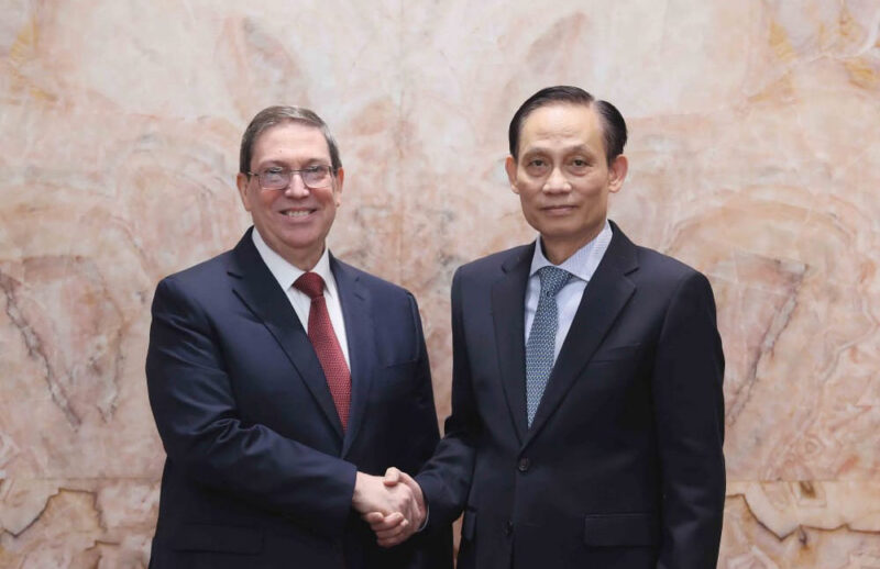 Canciller cubano visita a Vietnam como enviado especial