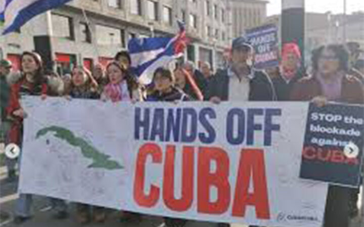 Exponen lumínico en Comisión Europea con mensaje de apoyo a Cuba