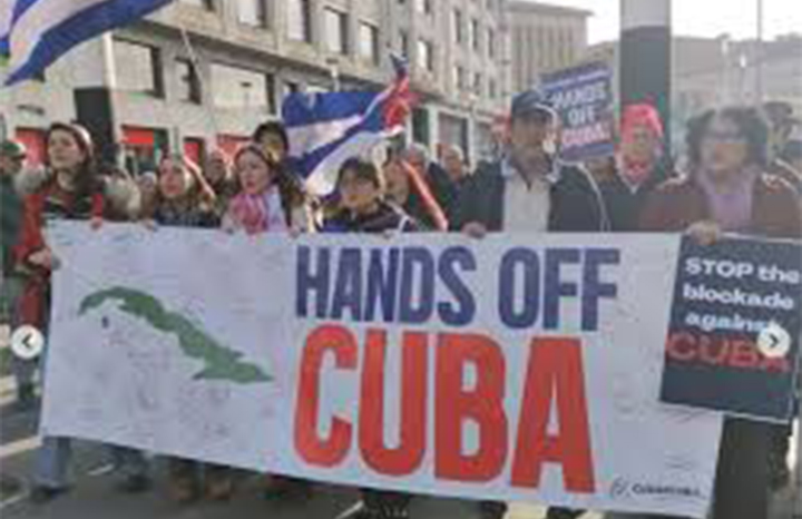 Exponen lumínico en Comisión Europea con mensaje de apoyo a Cuba