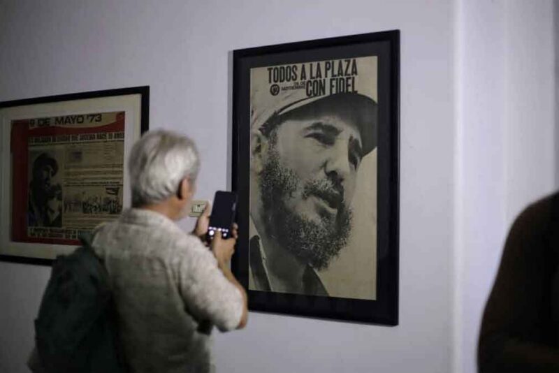 Exposición de carteles en Casa de las Américas honra a Fidel