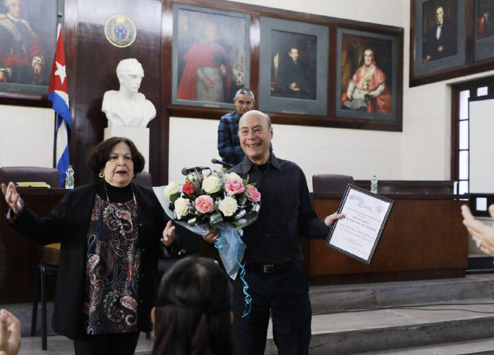 Confieren Distinción Familia Patria