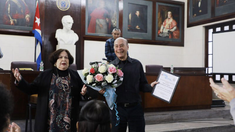 Confieren Distinción Familia Patria