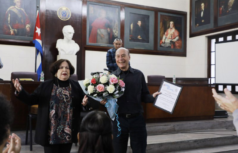 Confieren Distinción Familia Patria