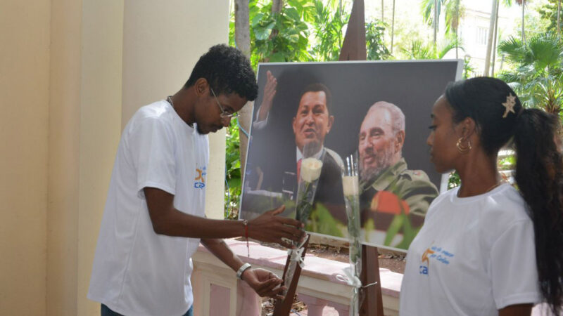 Homenaje a Chávez en el aniversario 13 de su siembra
