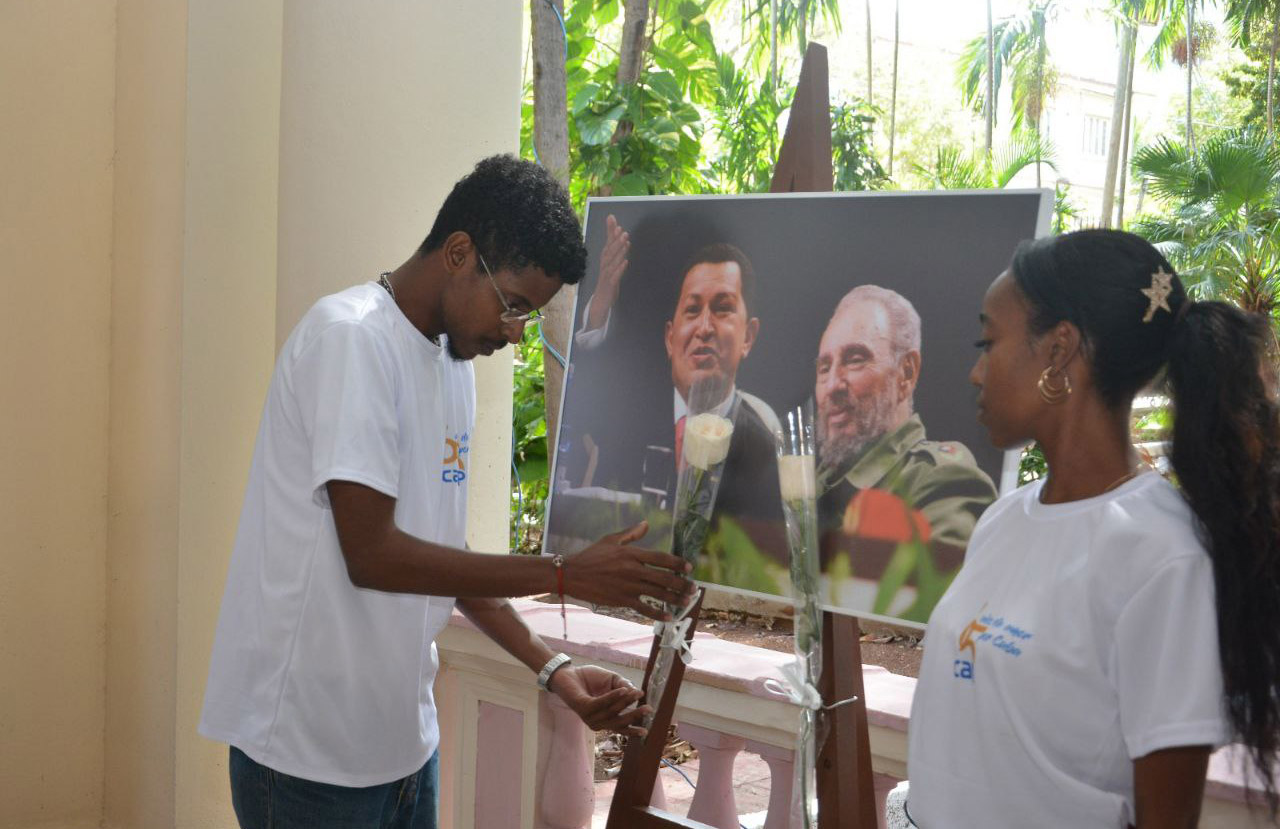 Homenaje a Chávez en el aniversario 13 de su siembra