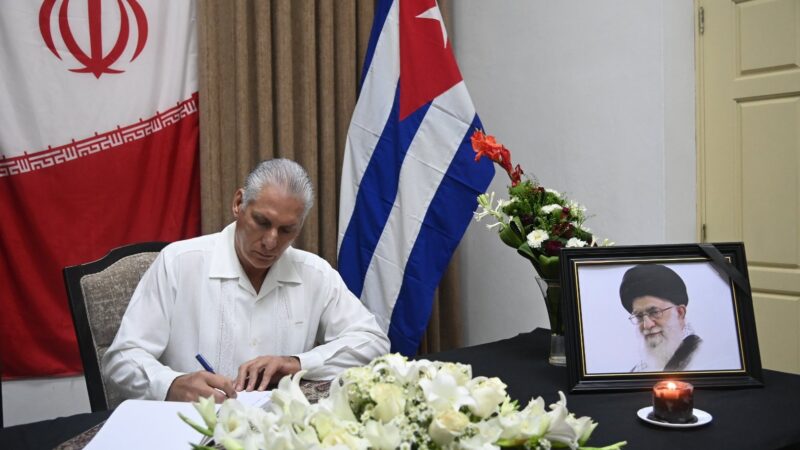 Firmó Díaz-Canel Libro de Condolencias en embajada iraní en Cuba