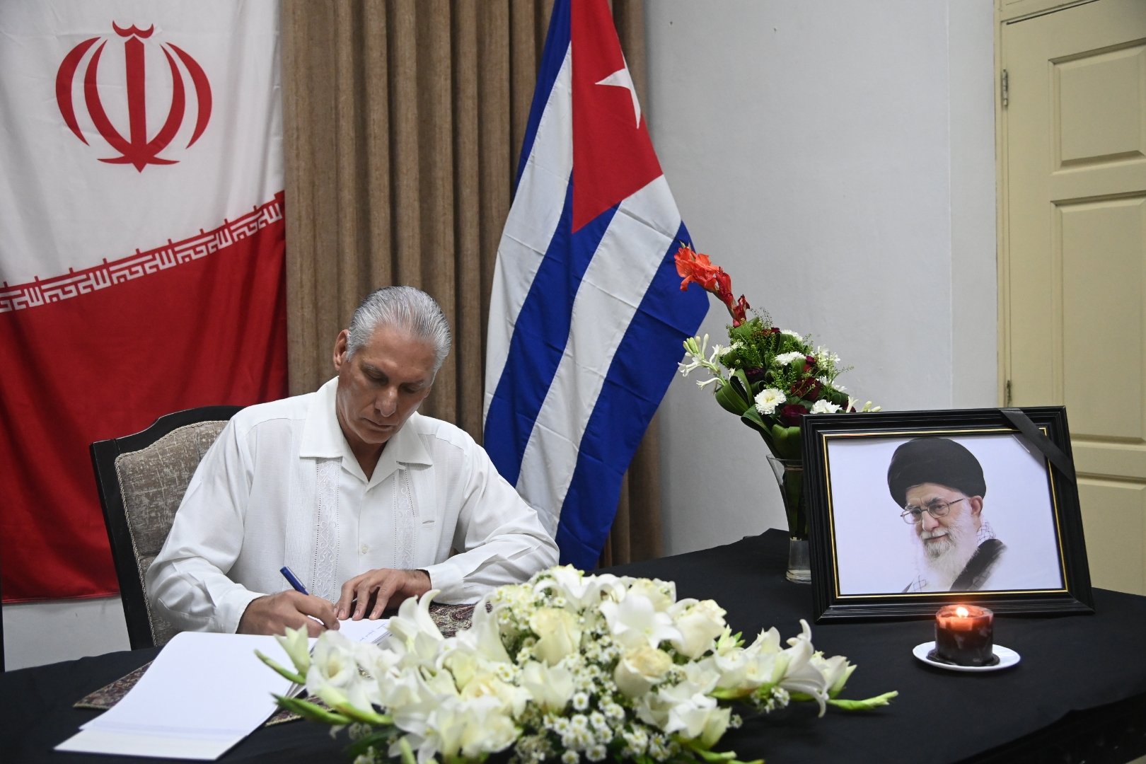 Firmó Díaz-Canel Libro de Condolencias en embajada iraní en Cuba